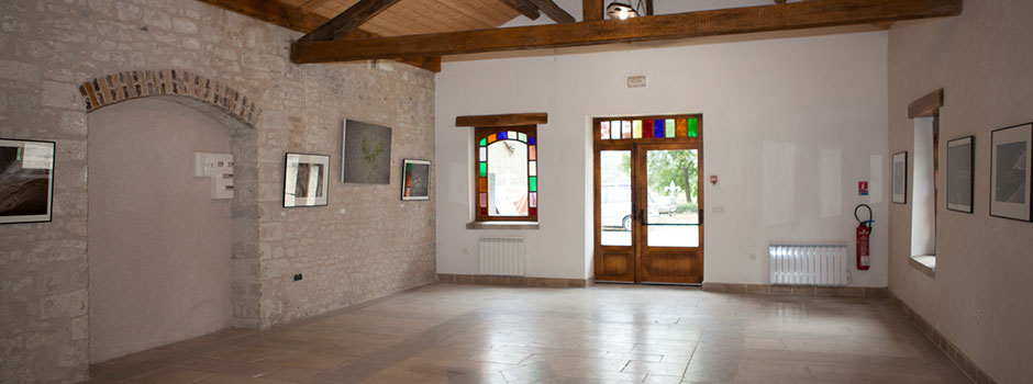 Vue de la salle des Fonderies vers les jardins