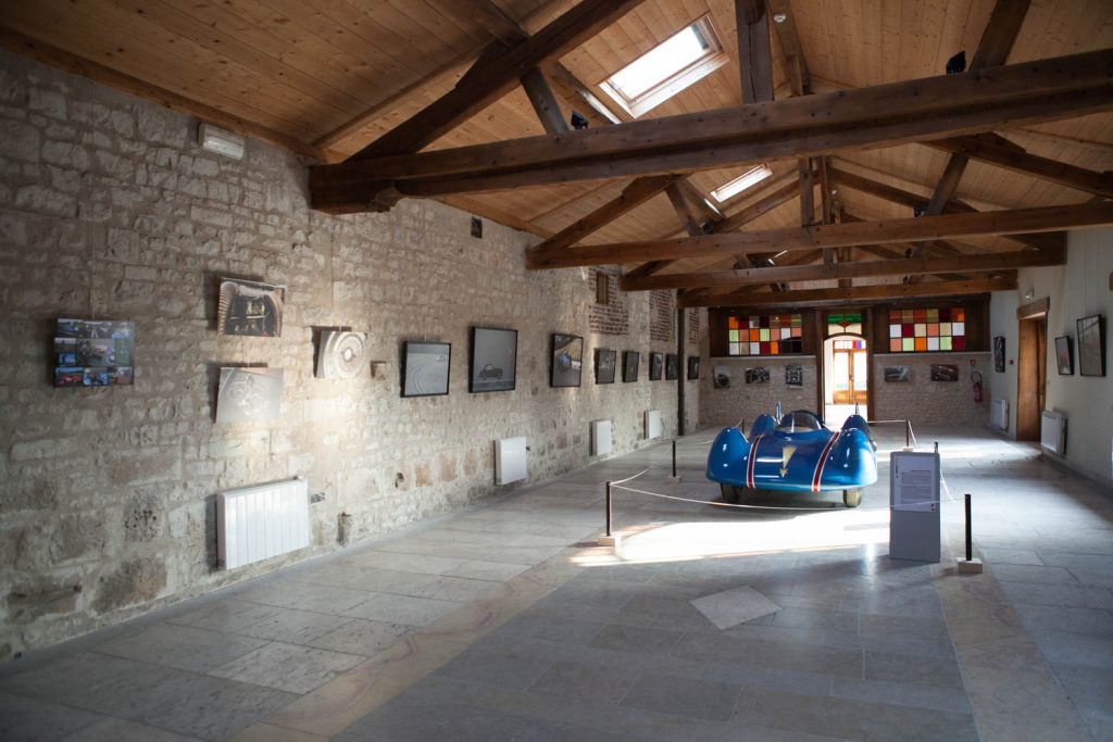 Exposition de voitures anciennes dans la salle des Forges du Roy 