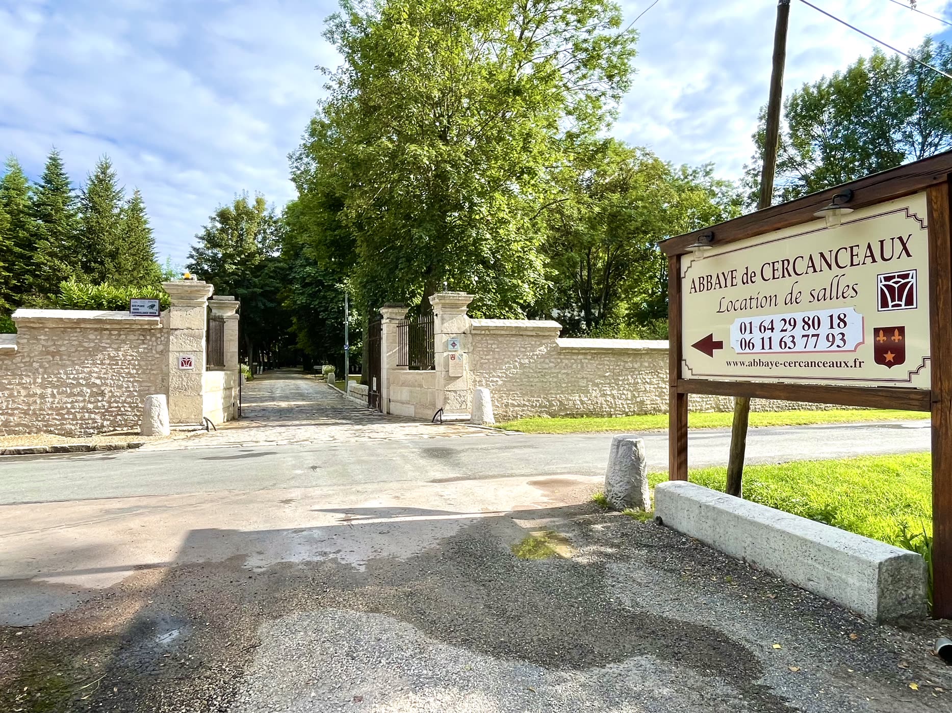 Entrée de l'Abbaye de Cercanceaux