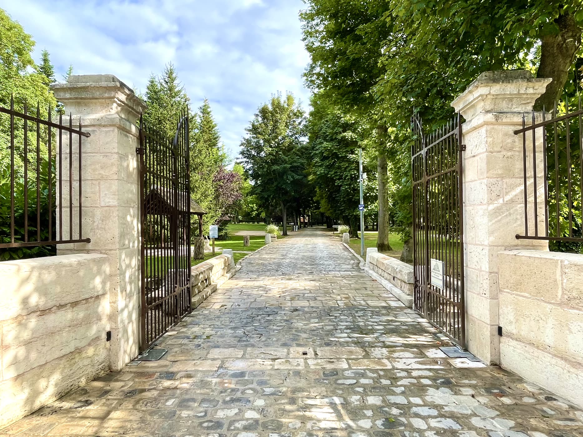 Portail d'entrée de l'Abbaye de Cercanceaux